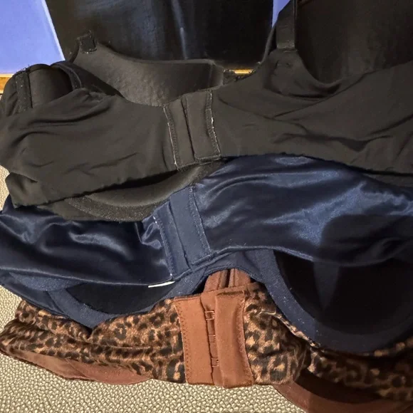 3 gently worn Women's Bras - Picture 4 of 6